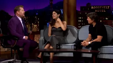 Robe corset en satin noir portée par Monica Barbaro comme on le voit dans The Late Late Show avec James Corden