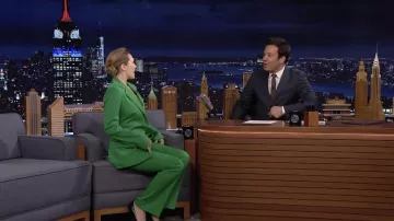 Green Suit Ensemble porté par Elizabeth Olsen vu dans The Tonight Show Starring Jimmy Fallon le 5 mai 2022
