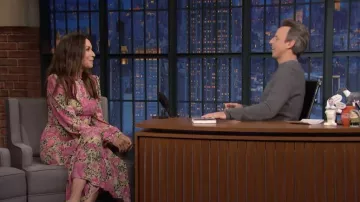 Robe florale rose portée par Minnie Driver vue dans Late Night with Seth Meyers le 5 mai 2022