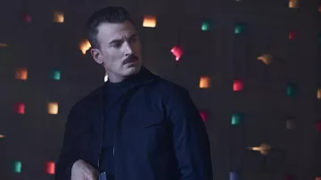 Chaqueta Harrington azul marino usada por Lloyd Hansen (Chris Evans) como se ve en el vestuario de la película The Gray Man