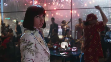 Chaqueta Blazer Blanca Estampada Floral usada por Dani Miranda (Ana de Armas) como se ve en El Hombre Gris