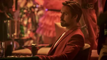 Chaqueta Blazer roja usada por Court Gentry (Ryan Gosling) como se ve en el vestuario de The Gray Man