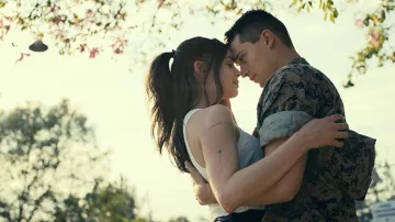 Camisa impresa usada por Luke (Nicholas Galitzine) como se ve en el vestuario de la película Purple Hearts