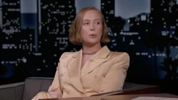 Collier de chaîne porté par Hannah Einbinder comme vu dans Jimmy Kimmel Live! sur mai 5, 2022