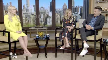 Ensemble de robe en tweed jaune et de veste blazer portés par Rebel Wilson vus en DIRECT avec Kelly et Ryan 