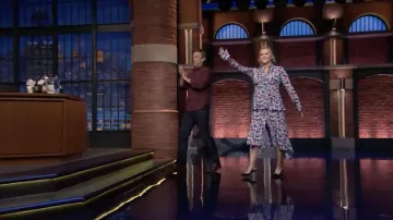 Blusa floral y conjunto de falda usado por Amy Schumer como se ve en Late Night with Seth Meyers