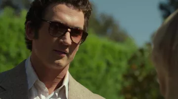 Lunettes de soleil Persol portées par Albert S. Ruddy (Miles Teller) telles que vues dans les tenues de la série télévisée The Offer (saison 1 épisode 4)