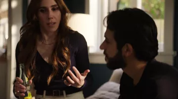 Top côtelé noir V Neck porté par Ani Mouradian (Zosia Mamet) comme on le voit dans les tenues de la série télévisée The Flight Attendant (saison 2 épisode 5)