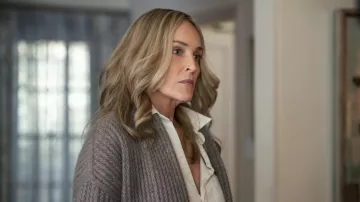 Cardigan en laine porté par Lisa Bowden (Sharon Stone) vu dans l’émission télévisée The Flight Attendant (S02E06)