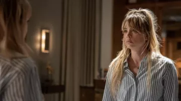 Camisa a rayas usada por Cassie Bowden (Kaley Cuoco) como se ve en los atuendos de la serie de televisión The Flight Attendant (Temporada 2 Episodio 5)