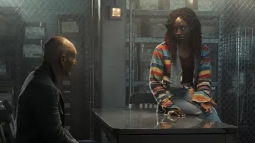 Veste en jean multicolore rayée portée par Guinan (Ito Aghayere) comme on le voit dans les tenues de la série télévisée Star Trek: Picard (S02E09)