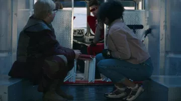 Baskets New Balance portées par Reilly Clayton (Lydia West) telles que vues dans les tenues de la série télévisée The Pentaverate (saison 1 épisode 5)