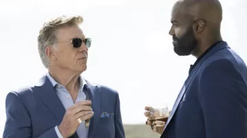 Gafas de sol Ray-Ban usadas por Marty (Christopher McDonald) como se ve en el vestuario de la serie de televisión Hacks (Temporada 1 Episodio 4)