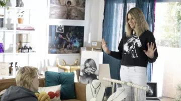 Suéter negro con estampado de caballo usado por DJ (Kaitlin Olson) como se ve en la serie de televisión Hacks (S01E04)