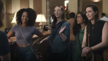 Crop Top violet porté par Cat (D’Kia Anderson) vu dans la garde-robe de la série télévisée Hacks (saison 1 épisode 5)