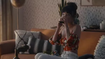Top floral rouge porté par Kiki (Poppy Liu) tel que vu dans les tenues de la série télévisée Hacks (saison 1 épisode 6)