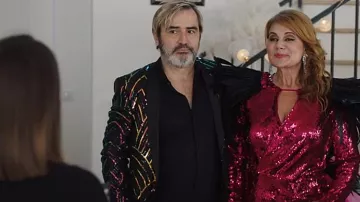 La chaqueta blazer de lentejuelas multicolor de Sylvain Moreno (Arnaud Henriet) de la serie Tomorrow nos pertenece