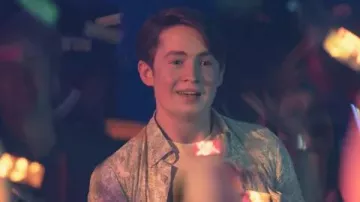 La chemisette portée par Nick Nelson (Kit Connor) dans la série Heartstopper (Saison 1 Épisode 3)