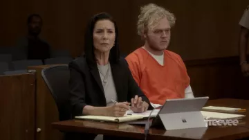 Collier porté par Honey Chandler (Mimi Rogers) vu dans la garde-robe de la série télévisée Bosch: Legacy (Saison 1 Episode 1)