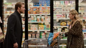 Gabardina de lana usada por Jackson (Luke Bracey) como se ve en la película Holidate