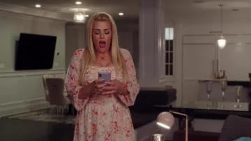 Robe rose fleurie portée par Summer Dutkowsky (Busy Philipps) telle que vue dans les tenues de la série télévisée Girls5eva (saison 2 épisode 2)