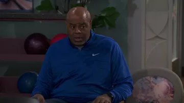 Nike Blue Zip Top porté par Archie (Chi McBride) comme on le voit dans les tenues de la série télévisée How We Roll (saison 1 épisode 7)