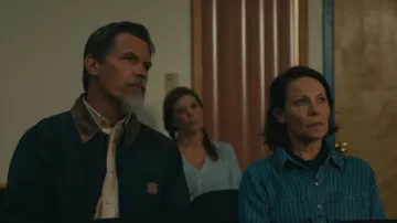 Camisa de rayas azules usada por Cecilia Abbott (Lili Taylor) como se ve en los atuendos del programa de televisión Outer Range (Temporada 1 Episodio 7)