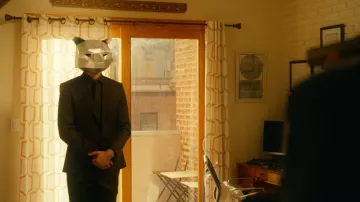 Bear Mask de Steve Wintercroft vu dans The Blacklist Wardrobe de l’épisode 19 de la saison 9