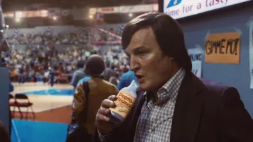 Chemise à carreaux portée par Jerry West (Jason Clarke) vue dans Winning Time: The Rise of the Lakers Dynasty (S01E10)