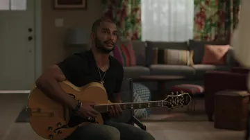 Guitare Epiphone utilisée par Julius Vega (Nathan Owens) vue dans la série télévisée 9-1-1: Lone Star (saison 3 épisode 17)