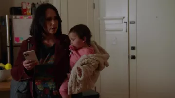 T-shirt à imprimé floral en noir porté par Maddie Kendall (Jennifer Love Hewitt) tel que vu dans le 9-1-1 (S05E17)