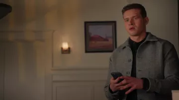 Veste en laine grise portée par Evan 'Buck' Buckley (Oliver Stark) telle que vue dans la garde-robe de la série télévisée 9-1-1 (saison 5 épisode 17)
