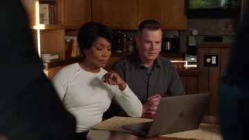 White Ribbed Top porté par Athena Grant (Angela Bassett) tel que vu dans les tenues de la série télévisée 9-1-1 (saison 5 épisode 17)