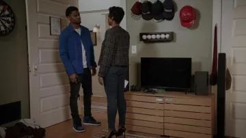 Nike Air Jordan I en noir et bleu portée par Jessie 'JR' Raymond (Sylvester Powell) telle que vue dans all American: Homecoming TV series outfits (Saison 1 Episode 11)