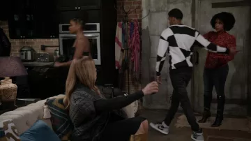 Nike Air Jordan I en noir et gris portée par Jessie 'JR' Raymond (Sylvester Powell) dans All American: Homecoming TV series wardrobe (Saison 1 Episode 11)
