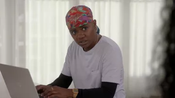 Bandeau à imprimé floral porté par Tamia 'Coop' Cooper (Bre-Z) vu dans l’émission de télévision All American (S04E18)