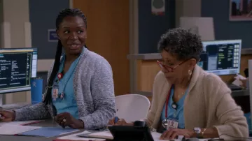Cardigan porté par Abishola (Folake Olowofoyeku) vu dans la garde-robe de la série télévisée Bob Hearts Abishola (saison 3 épisode 20)