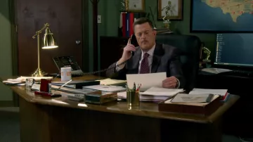 Lampe de table en acier sur le bureau de Bob (Billy Gardell) dans la série télévisée Bob Hearts Abishola (saison 3 épisode 20)