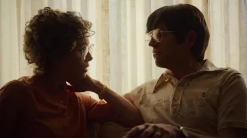 Camisa original impresa de pingüino usada por Pat Montgomery (Timothy Simons) como se ve en los atuendos del programa de televisión Candy (Temporada 1 Episodio 2)