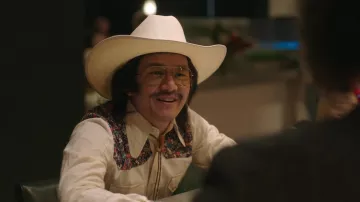 Lunettes Ray-Ban portées par Greg Yao (Ronny Chieng) telles que vues dans les tenues de la série télévisée Young Rock (saison 2 épisode 9)