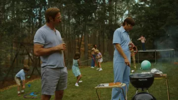 Polo azul claro usado por Allan Gore (Pablo Schreiber) como se ve en el vestuario de la serie de televisión Candy (Temporada 1 Episodio 3)