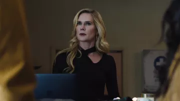 Vestido negro usado por Akira (Stephanie March) como se ve en el vestuario del programa de televisión Naomi (Temporada 1 Episodio 12)