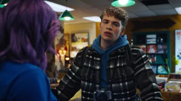Chaqueta a cuadros usada por Anthony (Will Meyers) como se ve en los atuendos del programa de televisión naomi (Temporada 1 Episodio 12)