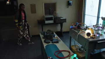 Nike Air Jordan 1 Sneakers usadas por Naomi McDuffie (Kaci Walfall) como se ve en el vestuario de la serie de televisión Naomi (Temporada 1 Episodio 12)