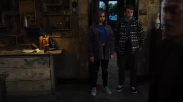 Zapatillas Vans en azul usadas por Lourdes (Camila Moreno) como se ve en los atuendos de la serie de televisión Naomi (Temporada 1 Episodio 12)