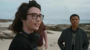 Anteojos negros usados por Henry Tanaka (Aidan Laprete) como se ve en los atuendos de la serie de televisión The Wilds (Temporada 2 Episodio 1)