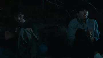 Chaqueta de vellón Patagonia usada por Rafael García (Zack Calderón) como se ve en la serie de televisión The Wilds (S02E01)