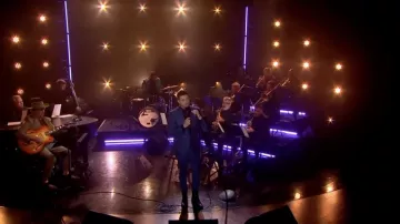 Costume bleu porté par Michael Bublé vu dans The Late Late Show avec James Corden