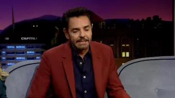 Chemise formelle bleue portée par Eugenio Derbez comme on le voit dans The Late Late Show avec James Corden