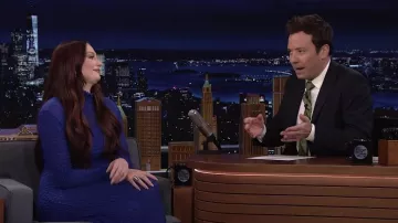 Robe bleue portée par Sophia Turner dans The Tonight Show Starring Jimmy Fallon